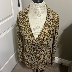 Leopard blouse with pocket and a collar